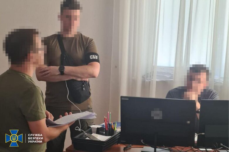 СБУ затримали на хабарі одного з податківців Києва