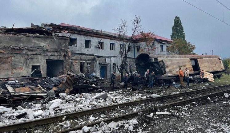 Рашисти вдарили ракетами по залізничному вокзалу в Харкові та знищили вагони-рефрижератори з тілами військових РФ, - Братчук. ФОТО