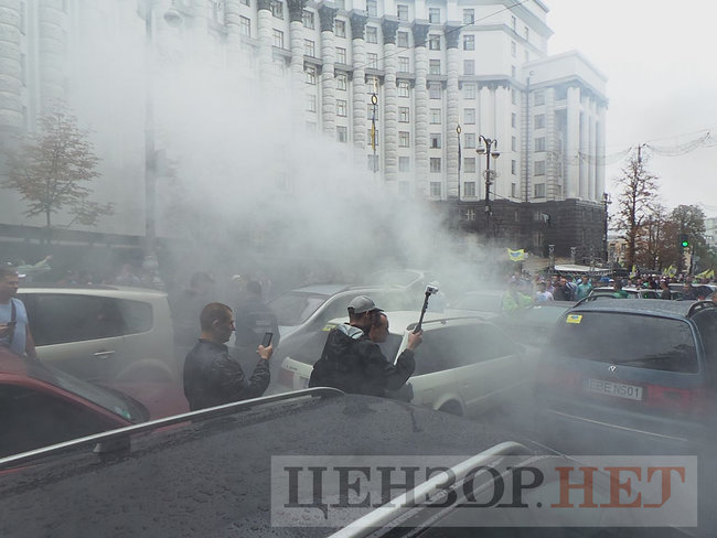Правительственный квартал Киева заблокирован из-за акции протеста владельцев евроблях: Требуем доступного растаможивания 03