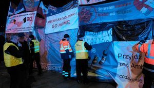 Tent with Russian propaganda was dismantled in Warsaw, and organiser was taken to psychiatric hospital. PHOTOS