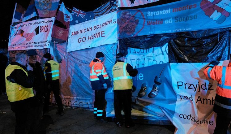 Tent with Russian propaganda was dismantled in Warsaw, and organiser was taken to psychiatric hospital. PHOTOS