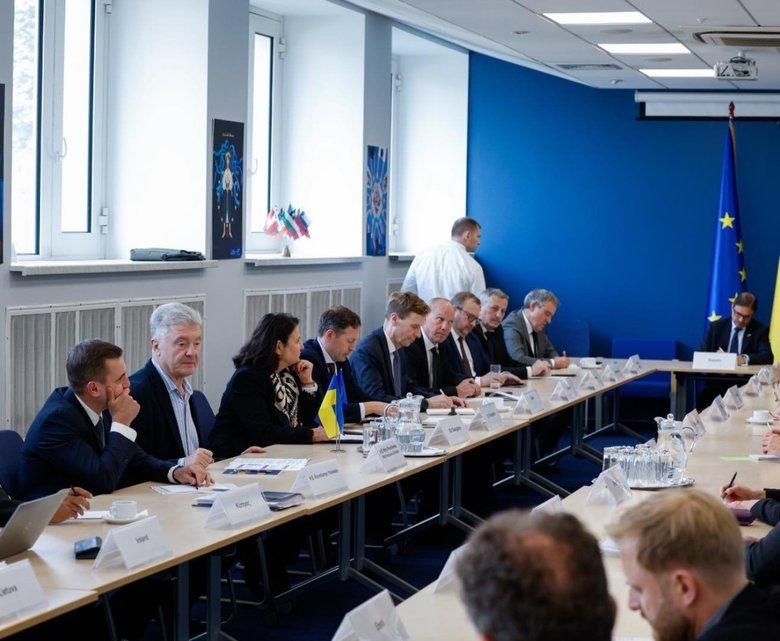 Порошенко провів зустріч із послами ЄС