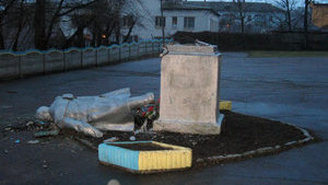 Ленин пал на Житомирщине. ФОТО