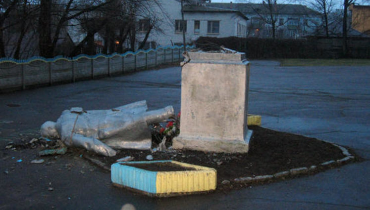 Ленин пал на Житомирщине. ФОТО