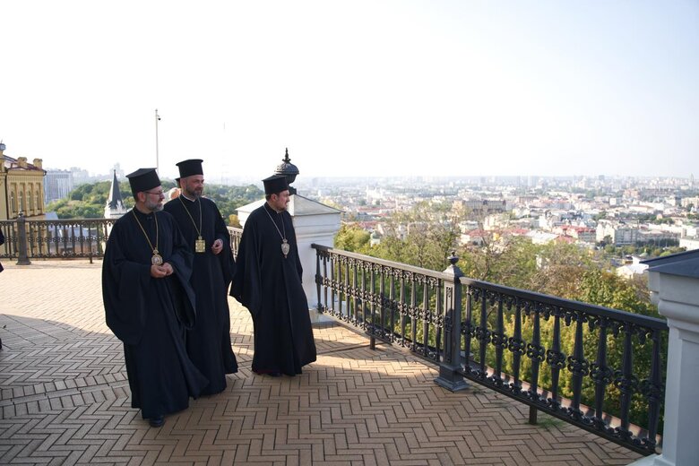 До Києва прибули архієпископ Вінніпезький Іларіон, митрополит Пісідійський Іов та патріарший диякон Епіфаній Камʼянович