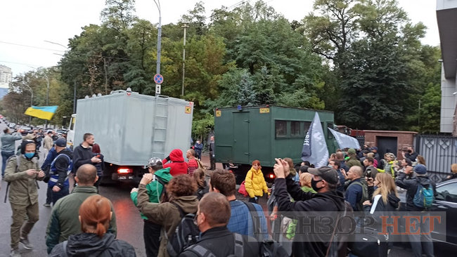 Учасники акції на підтримку Антоненка намагалися перешкодити виїхати машині із заарештованим з подвір’я суду 11 Учасники акції на підтримку Антоненка намагалися перешкодити виїхати машині із заарештованим з подвір’я суду 11
