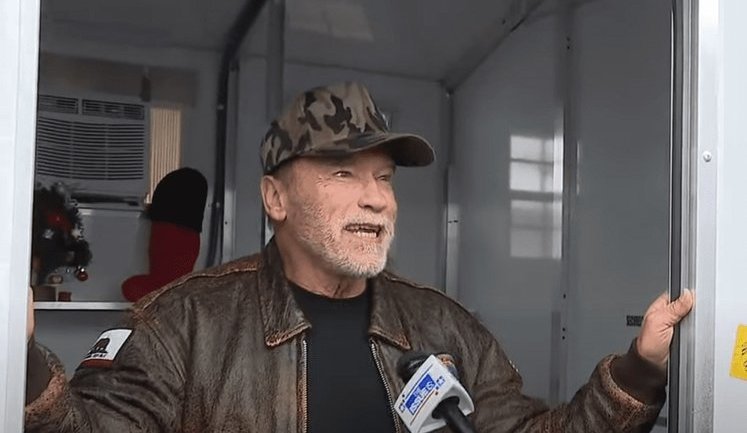 Знаменитый артист и политик купил 25 домов для ветеранов войны. ВИДЕО