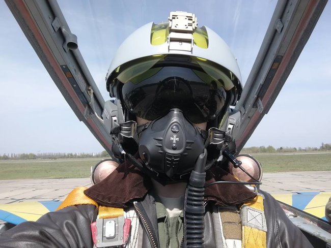 Украинские пилоты тактической авиации тестируют французские летные шлемы LA 100 02
