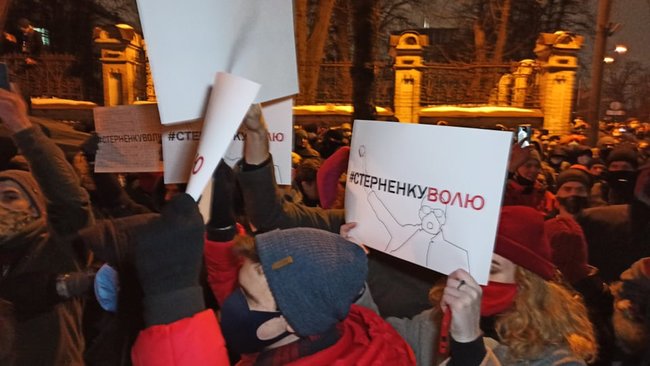 Під офісом Зеленського у Києві відбувається акція протесту проти вироку Стерненку, почалися сутички з правоохоронцями 19