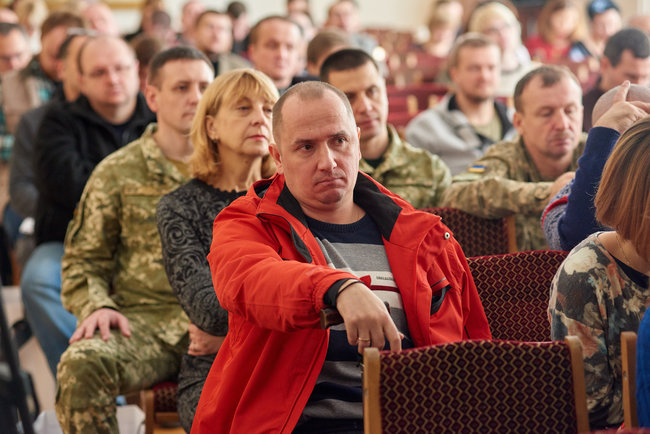 На початку війни був сформований образ воїна як опори нації, але зараз ветеранів бояться приймати на роботу. Як працює Центр допомоги захисникам України AxioS 04