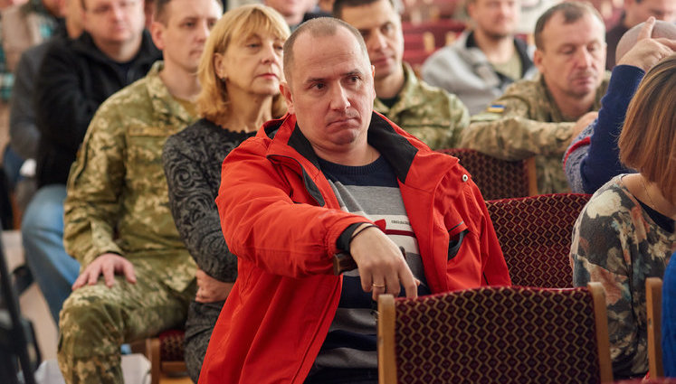 "На початку війни був сформований образ воїна як опори нації, але зараз ветеранів бояться приймати на роботу". Як працює Центр допомоги захисникам України AxioS