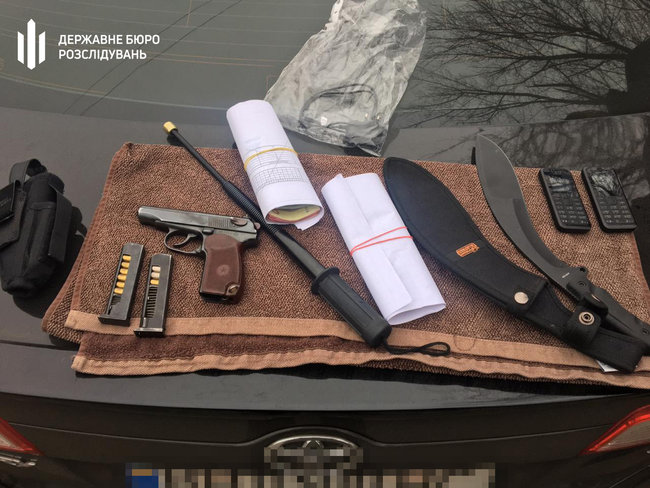 ГБР сообщило о подозрении двум полицейским, участвовавшим в мошеннической схеме с фейковым задержанием 02