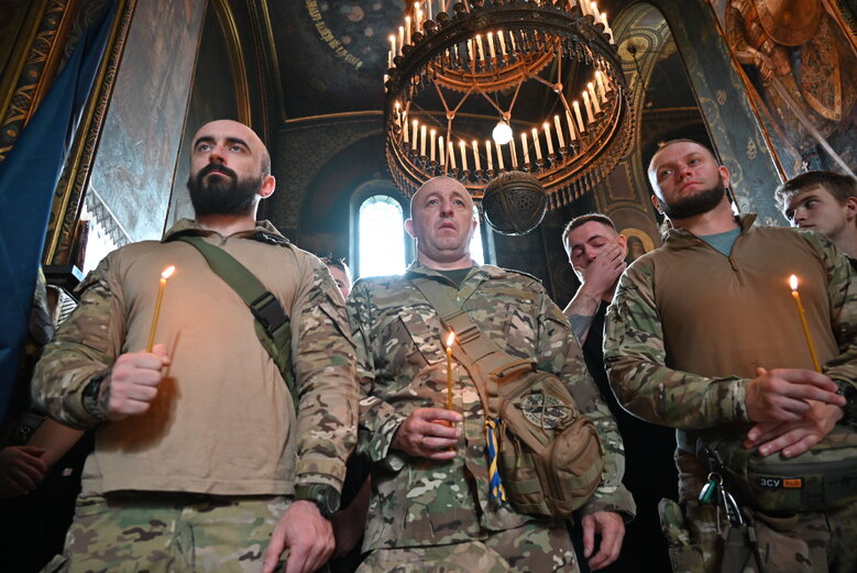У Володимирському соборі попрощалися із загиблим у боях за Україну воїном Микитою Оптимістом Красновідом 27