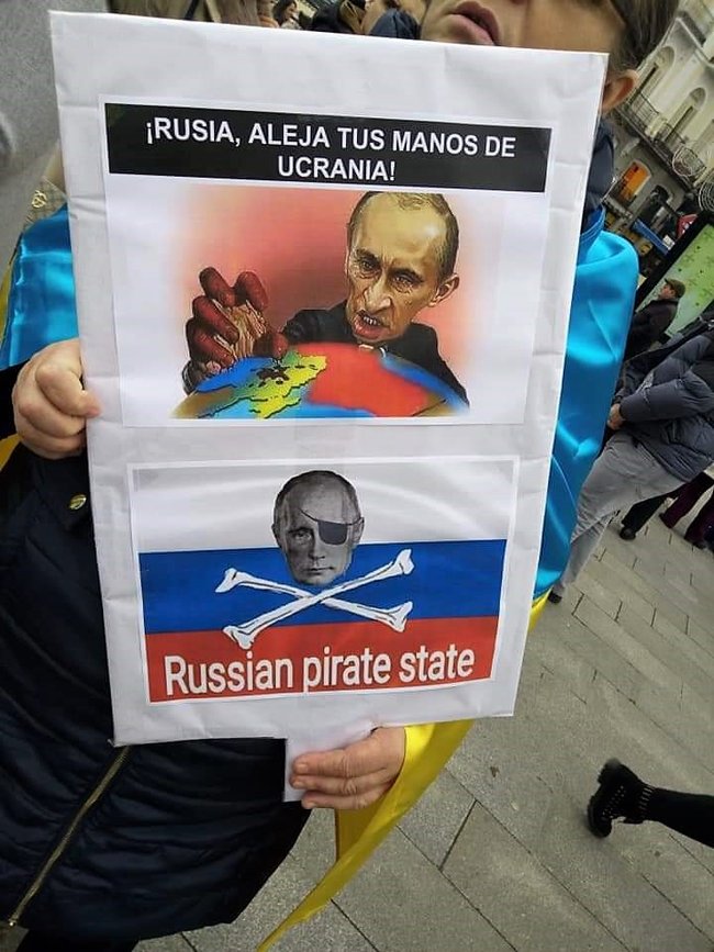 Незаконно удерживаемых Россией моряков поддержали украинцы Испании 03