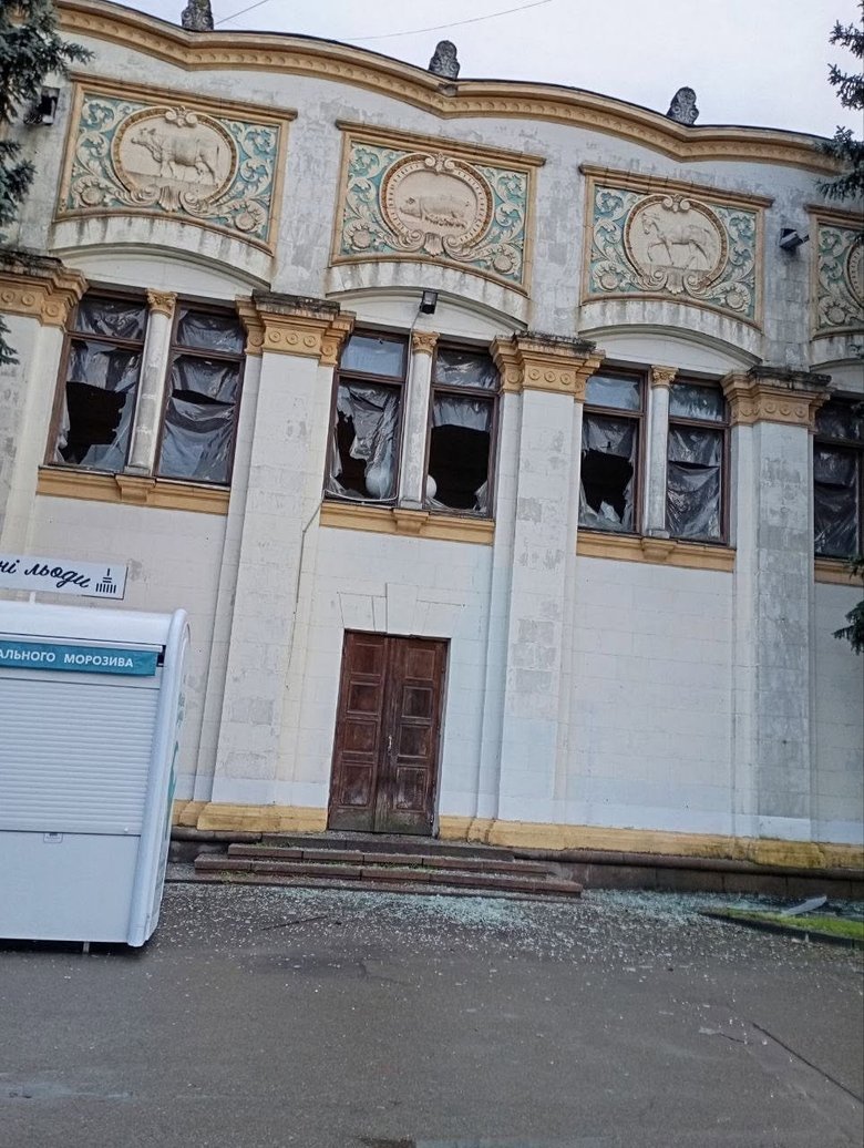 На ВДНГ вибито десятки вікон після атаки РФ, триває відновлення