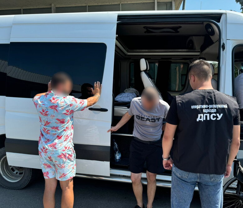 прикордонники знайшли ухилянта у багажнику мікроавтобуса