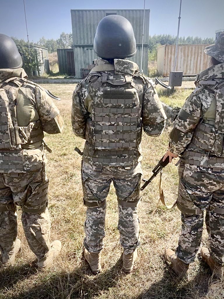 Міноборони тестує дві моделі жіночих бронежилетів 06