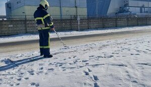 ГСЧС о ликвидации последствий удара по ЧАЭС: есть два очага тления, конструкцию частично вскрывают. Радиация в пределах нормы. ФОТО