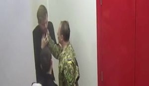 Схватил за горло и порвал рубашку: Барна напал на члена команды Зеленского Юраша. ВИДЕО