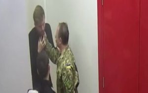 Схватил за горло и порвал рубашку: Барна напал на члена команды Зеленского Юраша. ВИДЕО