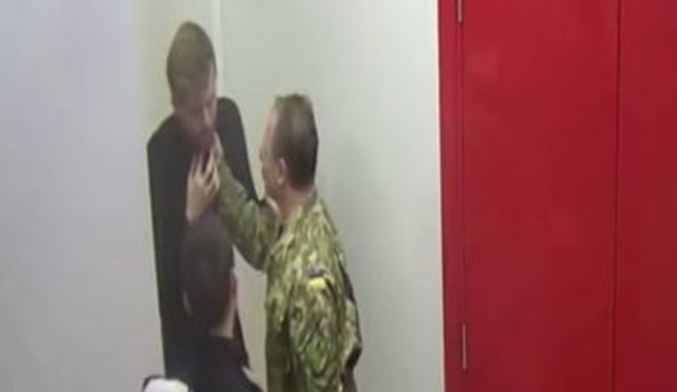 Схватил за горло и порвал рубашку: Барна напал на члена команды Зеленского Юраша. ВИДЕО