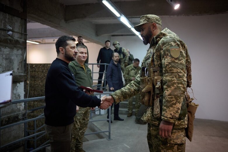 Зеленский на Харьковщине вручил награды военным 07