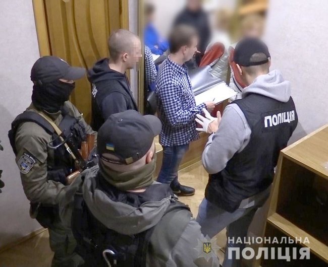 Поліція накрила замаскований під масажний салон бордель у Києві. Організаторці загрожує 7 років вязниці 02