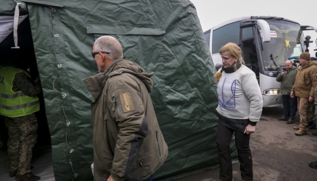 Звільнена 29 грудня із луганського полону Олена Сорокіна: Скільки сиділа у підвалі, не бачила жодної людини, яка була б проукраїнськи налаштована 02