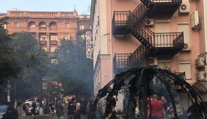 Під вікнами офісу Медведчука написали "кум ху#ла" і спалили вату. ВІДЕО+ФОТОрепортаж