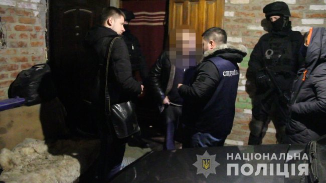 Бив і змушував валити ліс: 62-річний чоловік утримував сімох осіб у трудовому рабстві на Харківщині 01 Бив і змушував валити ліс: 62-річний чоловік утримував сімох осіб у трудовому рабстві на Харківщині 01