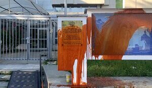 Чешские активисты облили "кровью" посольство РФ в Праге после массированного удара по Украине. ВІДЕО+ФОТО