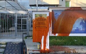 Посольство РФ у Празі облили штучною кров'ю