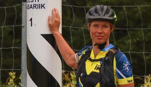 Президент Естонії Кальюлайд на велосипеді проінспектувала кордон із РФ. ФОТОрепортаж