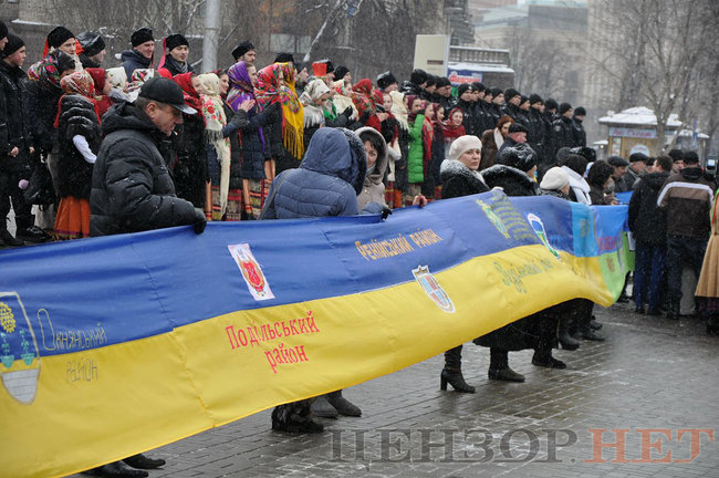 Українські казначеї розгорнули в центрі Києва найдовший прапор України 18