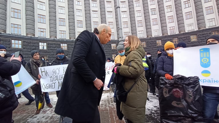 На яку країну працює Кабмін?: активісти пікетували уряд з вимогою забезпечити дотримання закону про мову на телебаченні 03