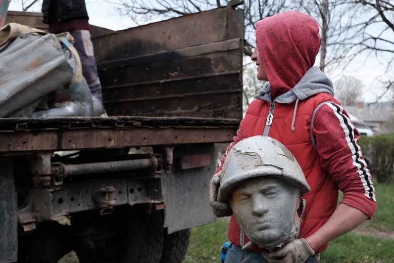 Два радянські пам’ятники демонтували у Чернівцях 03