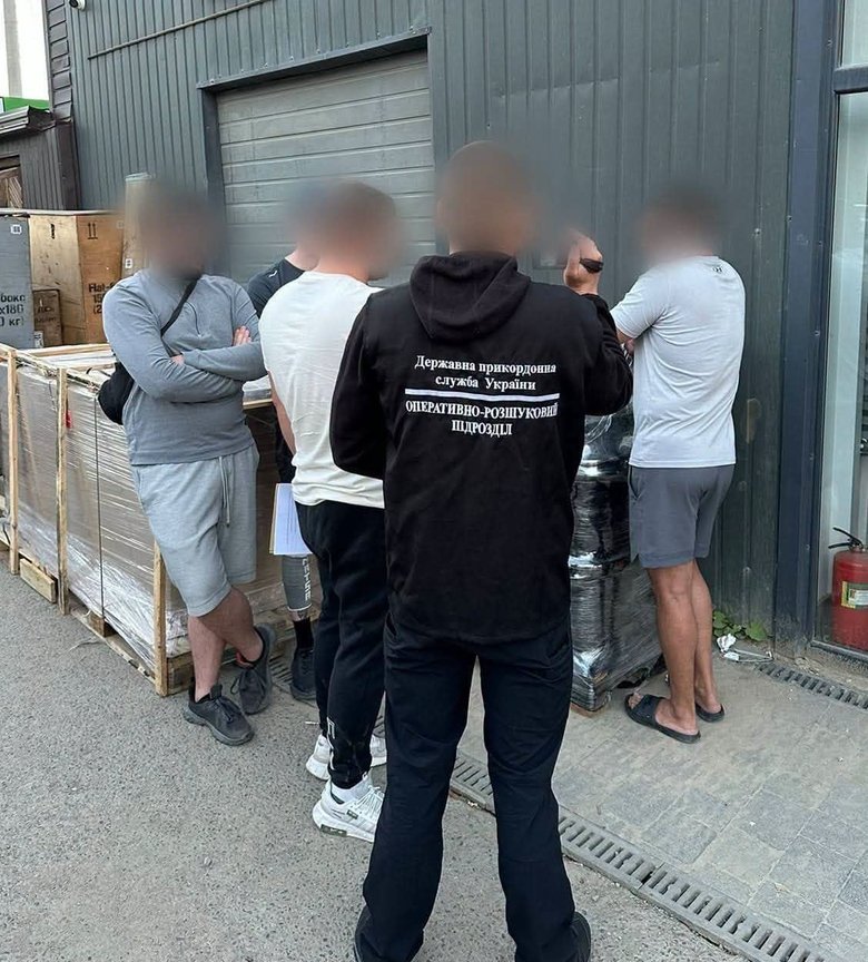 Жителя Черниговской области задержали за попытку незаконной переправки через границу двух человек