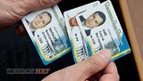 Карточки "регионалов" и водителя Ахметова продолжают гулять по рукам. ФОТО