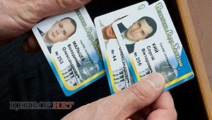 Карточки "регионалов" и водителя Ахметова продолжают гулять по рукам. ФОТО