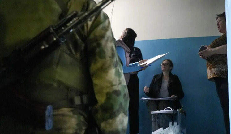 На псевдовыборах оккупанты заставляют голосовать даже на остановках общественного транспорта, – правозащитник Лисянский