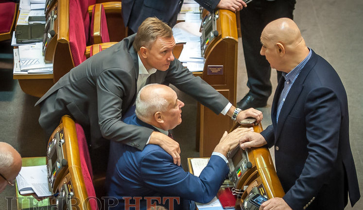 Савченко просить Бахтєєву "збити гроші", гола жінка в телефоні Шахова і слухняний "заєць" Ірини Луценко, - робочий день Ради 9 листопада. ФОТОрепортаж
