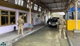 СБУ викрила митника на сприянні контрабанді в Молдову бурштину на $17 тис. ФОТОрепортаж