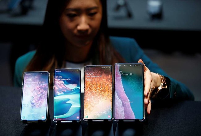 Samsung представила смартфон со складывающимся экраном и четыре модели S10 01