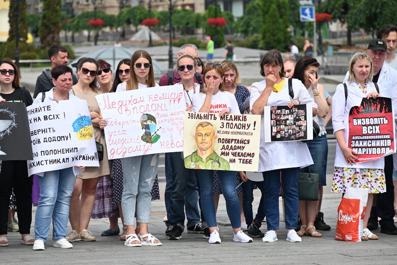 Акція на підтримку полонених військових медиків відбулася на Майдані Незалежності 14