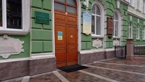 Закрила спортзал ізсередини і била головою об стіну: в тернопільській гімназії п'яна вчителька фізкультури побила учня