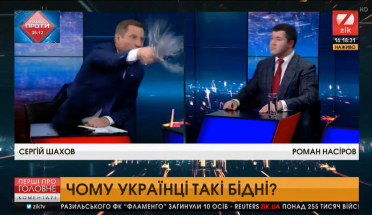 Шахов облил водой Насирова в эфире одного из каналов. ВИДЕО