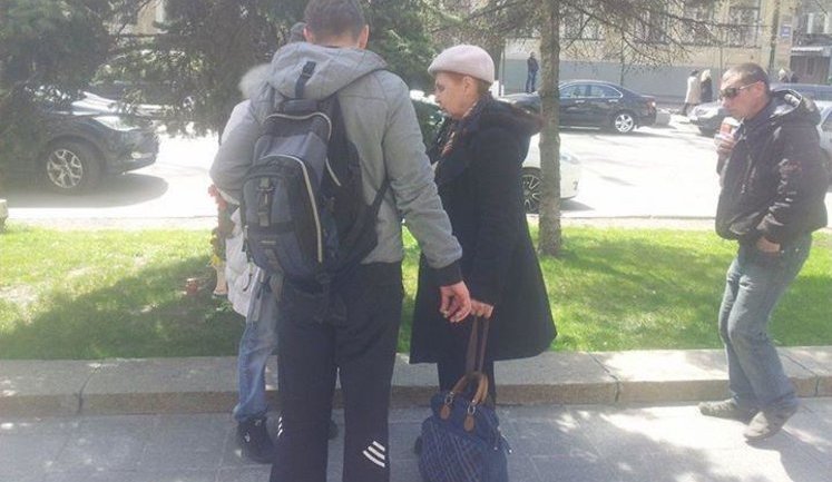 За митинги на Банковой и возле Рады раздавали деньги, - журналистка. ФОТО