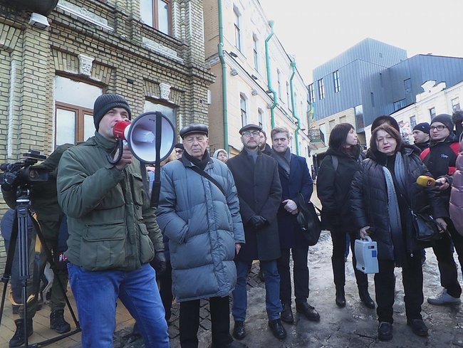 На Андреевском спуске протестовали против строительства 30-метровой гостиницы: Застройщик игнорирует решение суда 01