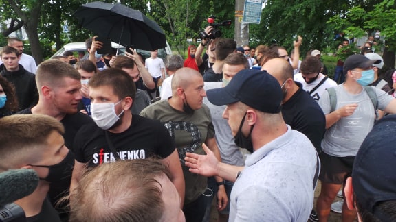 Мітингувальники під судом над Стерненком перекрили вулицю Дегтярівську 04