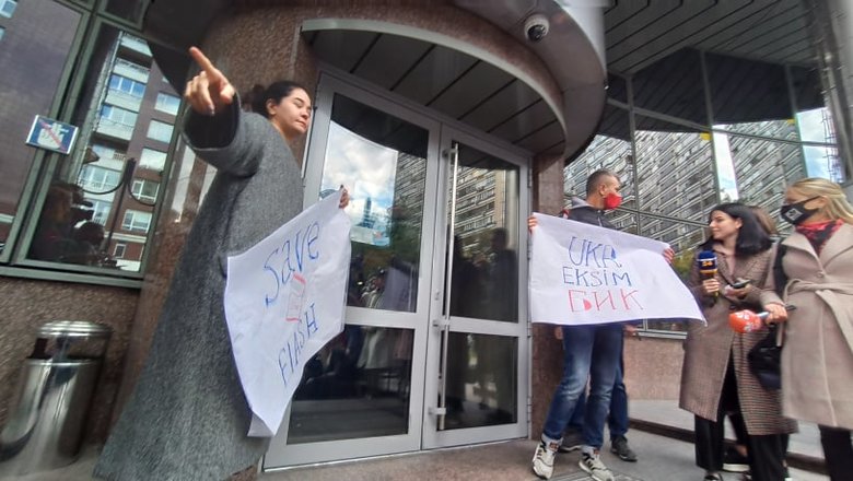 UKREKSIM Бик и Зітріть Мецгера в нуль: журналисты пикетировали Укрэксимбанк - из окна на митингующих упал вазон 19